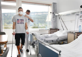 3. Erste Gehversuche wenige Stunden NACH der OP 2; (c)Vorarlberger Landeskrankenhäuser.JPG