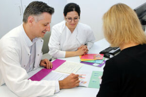 Aufklaerungsgespraech_Prim_Gabriel_Djedovic_Dr_Marion_Dietl_Patientin_Hyperhidrose_PCH_052019.jpg