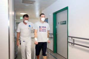 4. Erste Gehversuche wenige Stunden NACH der OP; (c)Vorarlberger Landeskrankenhäuser.JPG