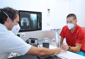 5. Gespräch Dr. Abel u Patient Jochum NACH der OP; (c)Vorarlberger Landeskrankenhäuser.JPG