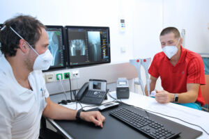 6. Gespräch Dr. Abel u Patient Jochum NACH der OP; (c)Vorarlberger Landeskrankenhäuser.JPG